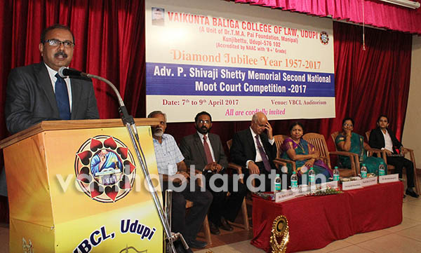 ಸಮಾದಲ್ಲಿ ಶಾಂತಿ ನೆಲೆಸುವಂತೆ ಮಾಡುವ ಜವಾಬ್ದಾರಿ ವಕೀಲರದ್ದು: ಪ್ರೊ.ಪಾಟೀಲ್